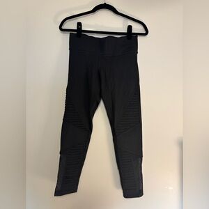 Pink Ultimate cropped Legging. Size S